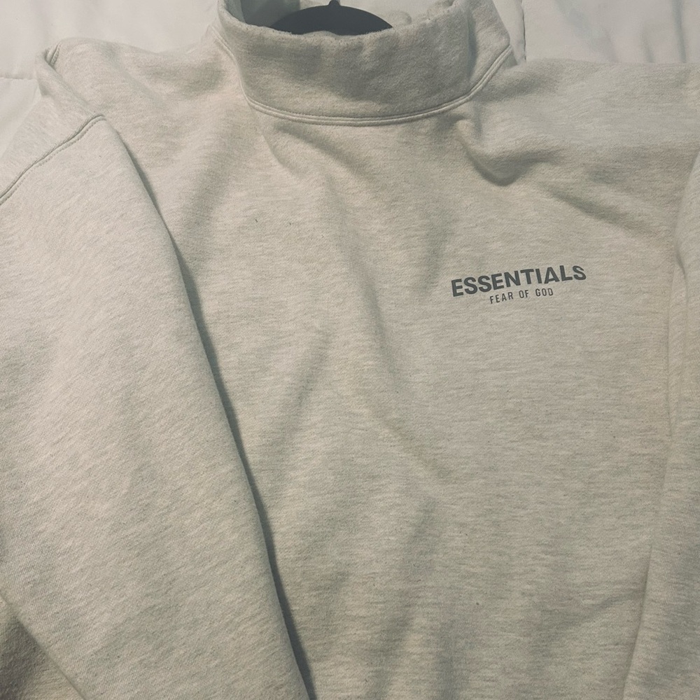 Essential sweatshirt